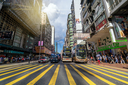 香港, 中国-7月12日: 香港旺角街 Undefiend 巴士及货车于2017年7月12日在旺角大街的交汇处停车