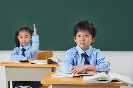 举手的摄影照片_小学生在教室里上课