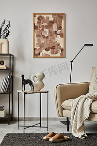 pt模板下载摄影照片_雅致的客厅室内设计风格别致的构图，附有模型的招贴画框架、金属和木制架子、沙发、老式花瓶和个人配饰。白墙复制空间。模板.