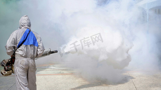 卫生工作者使用喷雾机喷洒化学制剂在社区内一般地方消灭蚊虫及预防登革热的回顾
