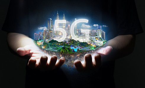 未知手捧梦幻岛漂浮在空中与5g 网络无线系统, 智能城市和通信网络的概念 .