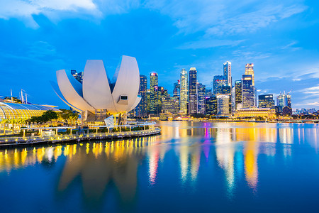 建筑建筑摄影照片_美丽的建筑建筑摩天大楼周围的码头海湾在新加坡城市