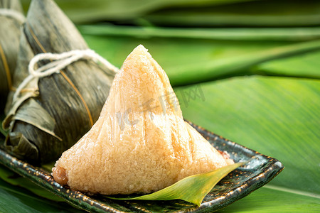 竹叶龙舟摄影照片_特写，复制空间，著名的亚洲美味食品在龙舟（段武）节，蒸饺子金字塔形包裹的竹叶由粘米原料
