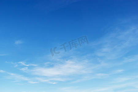 蔚蓝的天空映衬着美丽柔和的白云