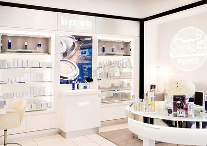 伦敦, 英国-2018年8月31日: La 草原香水和化妆品化妆在精品店的奢侈品收藏。典雅店.