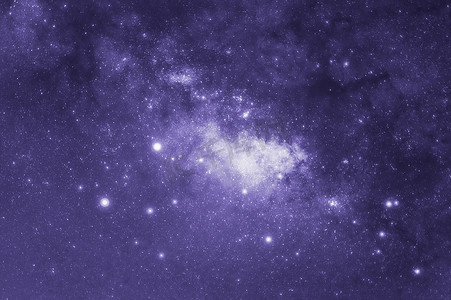 紫色宇宙摄影照片_超紫色调, 银河银河与恒星和空间尘埃在宇宙中, 长时间曝光, 色调紫色趋势.