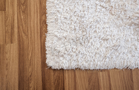 特写的白色地毯上复合木地板在客厅里，室内装饰