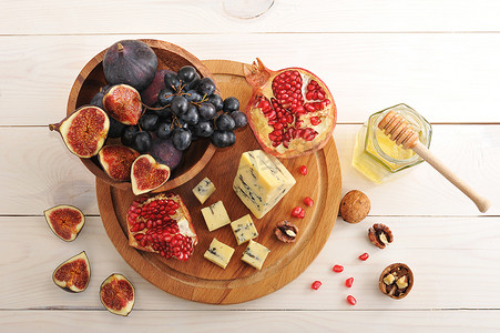 水果拼盘-无花果、 葡萄、 石榴和蜂蜜奶酪 