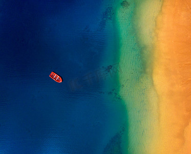 在拉斯维加斯海岸外停泊的一艘孤独的红船的航景