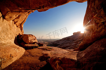 洞和日落在沙漠山