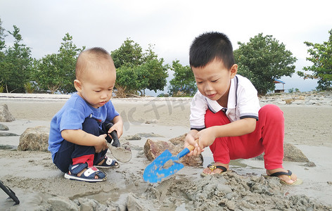 玩沙子摄影照片_亚洲儿童玩沙子
