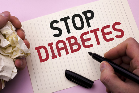文字书写停止糖尿病。照顾你的糖水平的经营理念人在笔记本纸上写的健康饮食营养习惯在平原背景上持有标记.