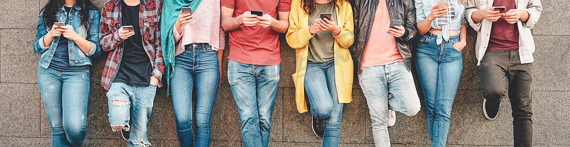 在户外使用智能移动智能手机的一群朋友 - 千禧一代年轻人沉迷于新技术趋势应用 - 人的概念、技术、社交媒体、z 世代和青年生活方式