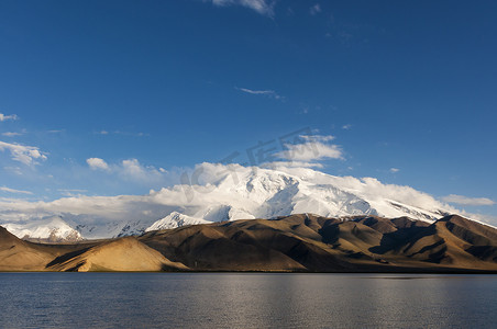在中国西北新疆省卡拉库尔湖