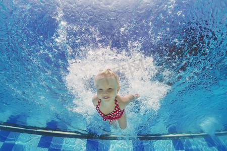 儿童与水下游泳在游泳池溅