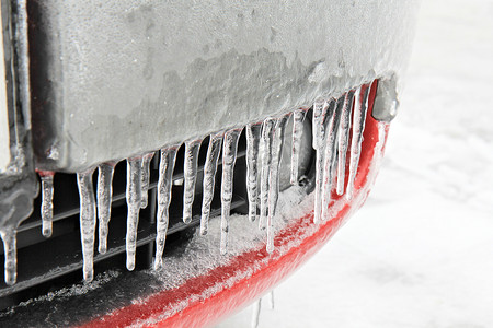 红色汽车保险杠上的冰柱