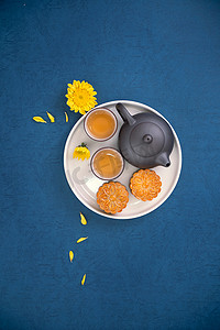 中秋节蓝色背景的简约月饼，创意食物设计理念，顶视图，平铺，复制空间.