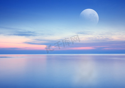 具有戏剧性的天空、 海洋和月亮背景海滩日出