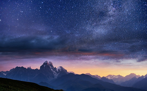 梦幻般的星空。秋天的风景和白雪皑皑的山峰。主要的高加索脊。山视图从山 Ushba 迈尔, 佐治亚。欧洲.