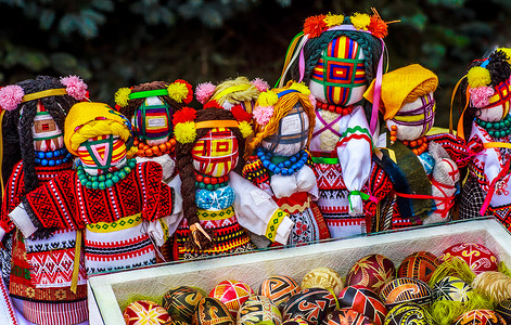 手工纺织布娃娃，布娃娃 'Motanka' 在乌克兰古代文化民俗工艺品传统的民族风格。是从乌克兰最受欢迎的纪念品. 