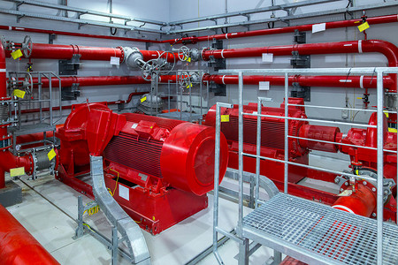 工业消防泵站。可靠和无故障的设备。自动灭火系统控制系统。用于洒水的功率强大的电水泵、阀门和管道.
