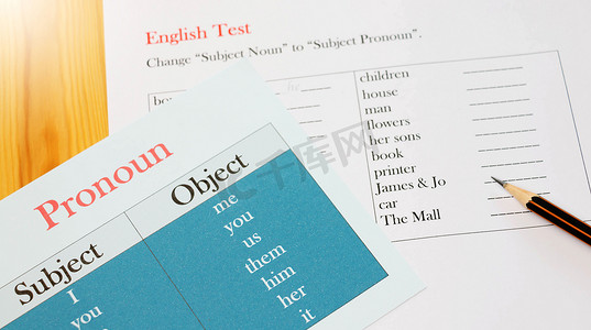 在木桌上的英语测试表
