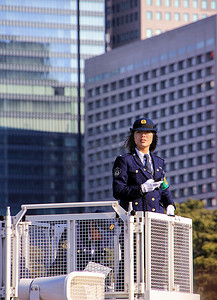 女警官站在塔上并保持秩序, 东京, 日本, 01/02/2013.