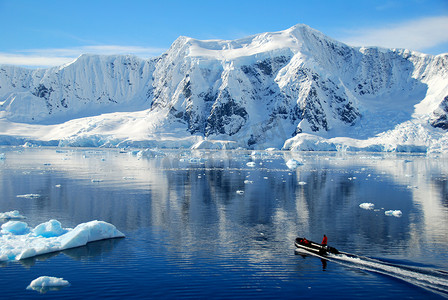 冰山摄影照片_在南极海的冰山