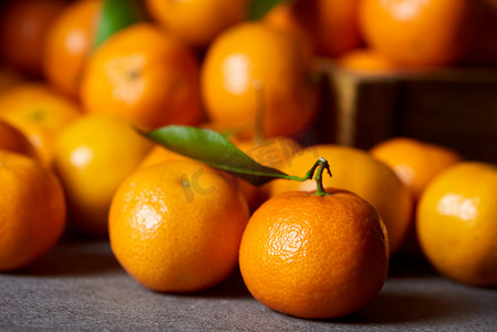 有绿色叶子的橘子附近的甜橙克莱门汀的选择性焦点