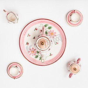 粉红色的瓷茶具白色纸张背景上