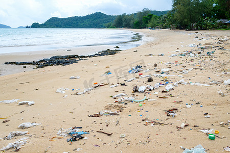 洒在海滩上的塑料垃圾。环境污染和生态问题概念