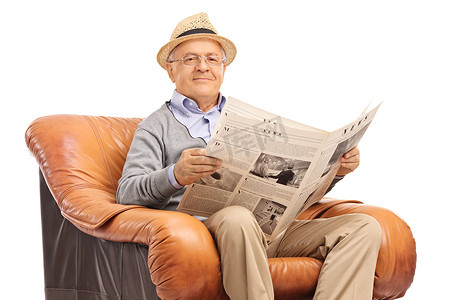 阅读一份报纸的老绅士 