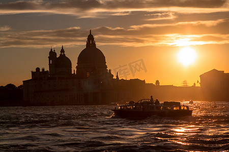日落后, 圣母玛利亚教堂在威尼斯致敬
