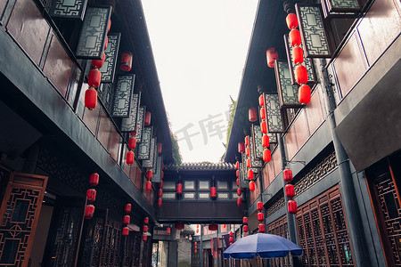 中国古代小巷, 有红色的灯笼和木窗