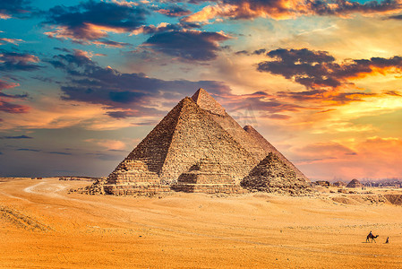 日落时的埃及金字塔