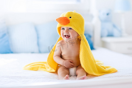 婴儿沐浴摄影照片_在黄鸭毛巾沐浴后的可爱的小宝贝