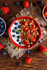 自制酸奶和新鲜水果浆果麦片早餐。概念的健康食品