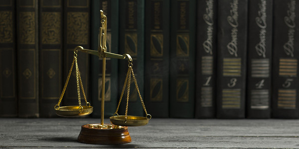 法律概念-公开的法律书籍，有木制法官在审判室或执法办公室的桌子上戴着木槌，与白人背景隔离。文本的复制空间.