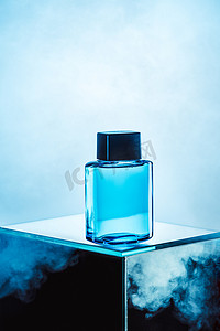 一瓶带男士香水的蓝色瓶子, 蓝色的