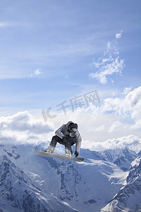 滑板骑手在山上跳跃.极限运动滑雪板.