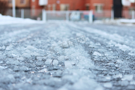 道路解冻后, 霜冻覆盖着湿滑的冰结冰.