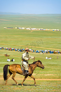 蒙古人骑的马草原农村