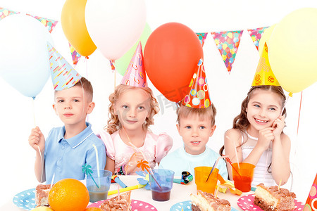 小小摄影照片_小小快乐的孩子们，用五颜六色的气球 