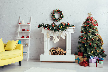 装饰客厅中的圣诞树、花环、长袜和壁炉
