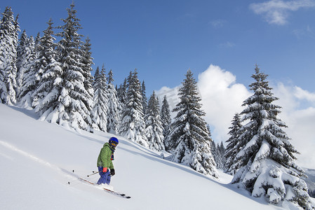 儿童滑雪的粉雪在美好的天气