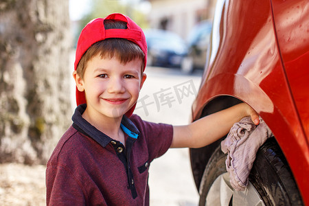 小男孩清洗红色汽车