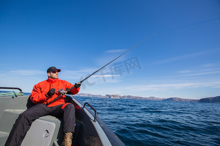 海上狂风摄影照片_在海上钓鱼的渔夫型男太阳镜.