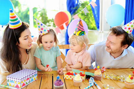 ?儿童和他们的父母有乐趣和庆祝生日聚会