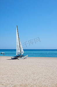 完美热带白沙滩上的白帆船