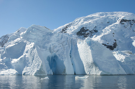 与洞和山背后，南极冰山